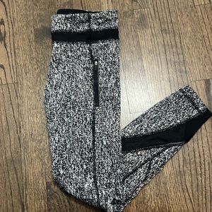 Lululemon leggings size 6 black/white 7/8